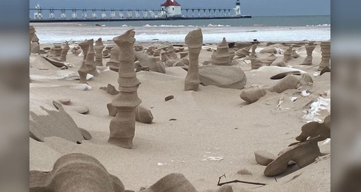 Bí ẩn “những quân cờ bằng cát” bên bờ Michigan đã được giải đáp