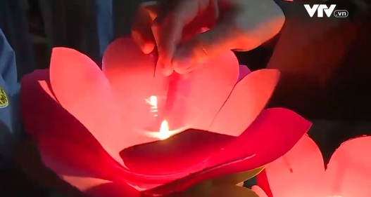 Hàng nghìn Phật tử thả đèn hoa đăng mùa Vu Lan báo hiếu