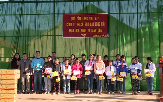 Trao tặng 20 suất học bổng cho học sinh nghèo tại Cao Bằng
