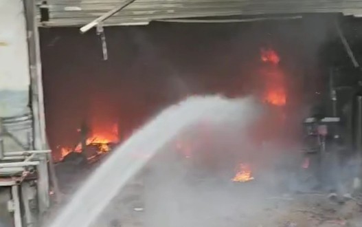 Hà Nội: Cháy lớn tại cửa hàng cơ khí, phế liệu tại Nam Từ Liêm