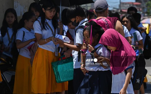 Học sinh Phillipines chật vật giữa nắng nóng thiêu đốt
