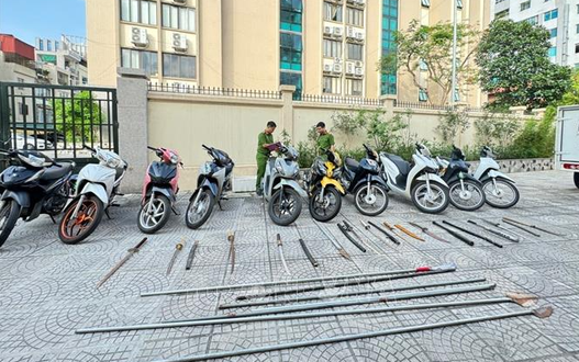 26 thanh, thiếu niên mang hung khí gây náo loạn đường phố Hà Nội