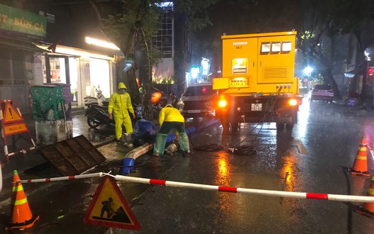 Hà Nội, TP Hồ Chí Minh đối mặt với ngập úng nghiêm trọng do mưa lớn