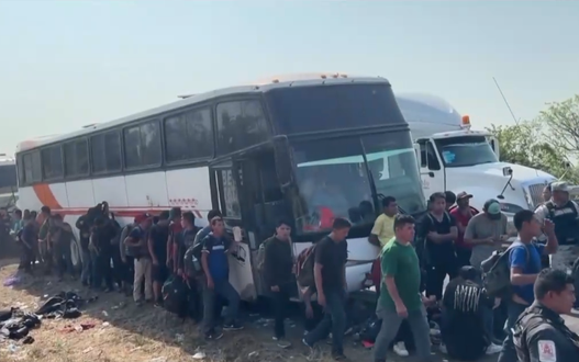 Hàng trăm người di cư bị bỏ lại trong xe ở Mexico