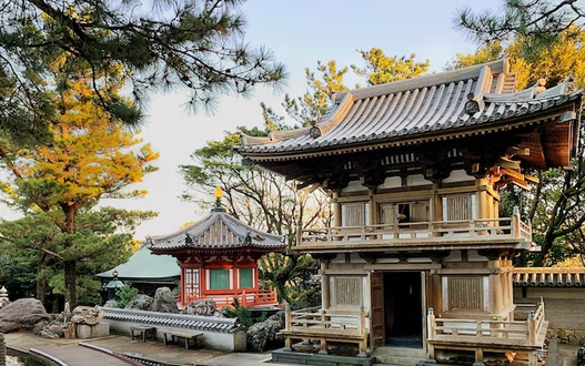 Độc đáo chuyến tàu nối liền 88 ngôi đền tại Nhật Bản
