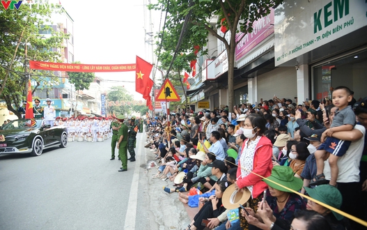 Người dân Điện Biên nô nức đến xem tổng duyệt Lễ kỷ niệm 70 năm Chiến thắng Điện Biên Phủ