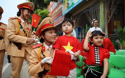Tình cảm ấm áp của người dân Điện Biên dành cho lực lượng diễu binh, diễu hành