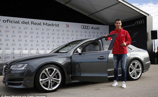 Dàn sao Real Madrid “hớn hở" với loạt xe Audi mới