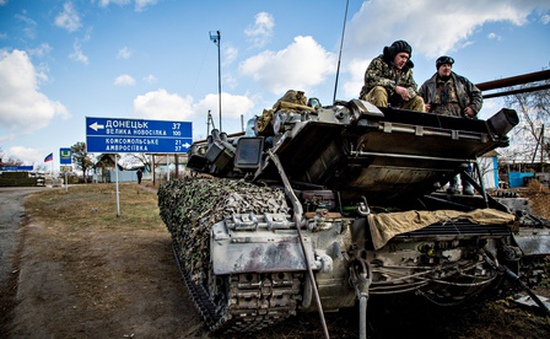 Nga phủ nhận đưa xe tăng vào Ukraine