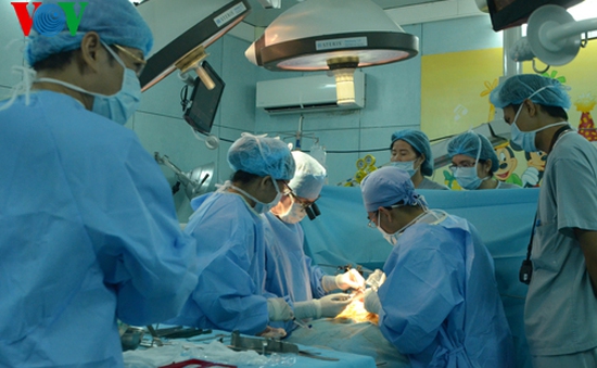 Bệnh viện Nhi Đồng 2 thực hiện thành công ca ghép gan cho bệnh nhi nhỏ tuổi nhất