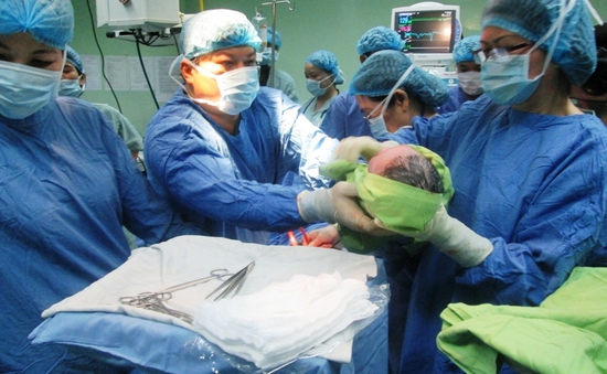 Đà Nẵng: Đón em bé đầu tiên thụ tinh trong ống nghiệm
