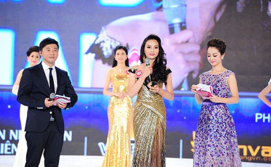 Tân Hoa hậu Việt Nam căng thẳng trong phần thi ứng xử