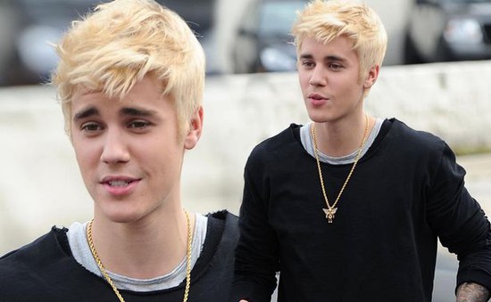 Justin Bieber "rực rỡ" xuống phố với tóc vàng hoe