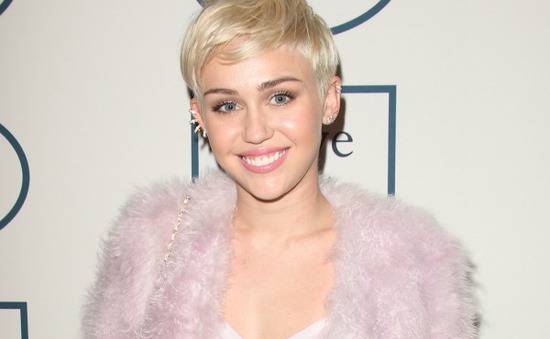 Miley Cyrus bị chỉ trích vì “làm nail” cho lợn