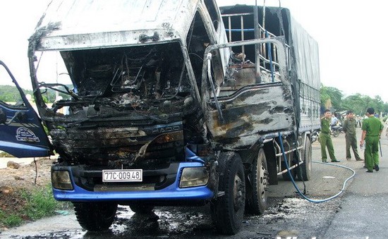 Xe tải chở phế liệu đột ngột bốc cháy giữa đường