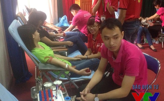 Giới trẻ nhiệt tình hưởng ứng Ngày hội hiến máu Giọt hồng ULSA 2015
