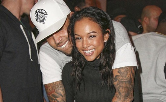 Chris Brown bị bạn gái “đá” vì có con rơi