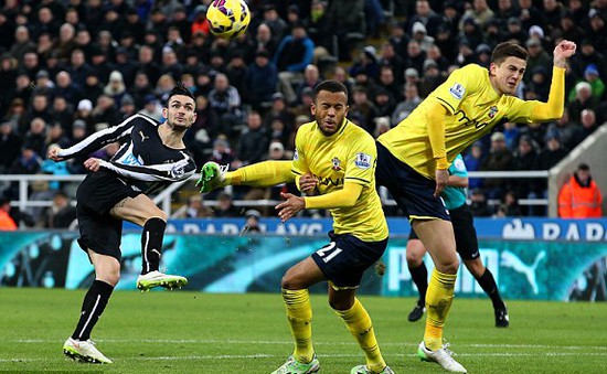 Newcastle 1-2 Southampton: Elia và trọng tài "cướp" mất vị trí thứ 3 của Man Utd