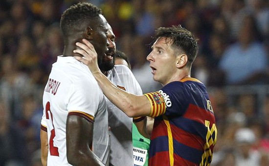 Lionel Messi nổi nóng húc đầu, bóp cổ cầu thủ Roma