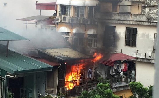 Hà Nội: Cháy lớn tại khu tập thể trên phố Trần Quốc Toản