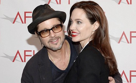 Angelina Jolie “nam tính” bên Brad Pitt
