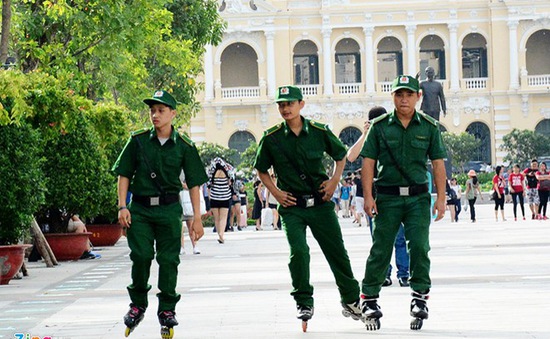 Trượt giày patin tuần tra phố đi bộ Nguyễn Huệ
