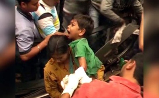 Ấn Độ: Giải cứu bé trai kẹt tay trong thang cuốn