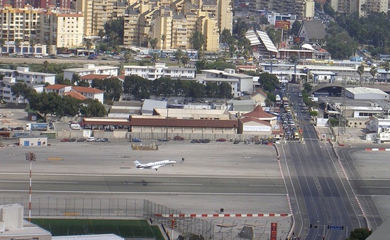 Sân bay kỳ lạ nhất thế giới: Nơi quốc lộ chia cắt đường băng