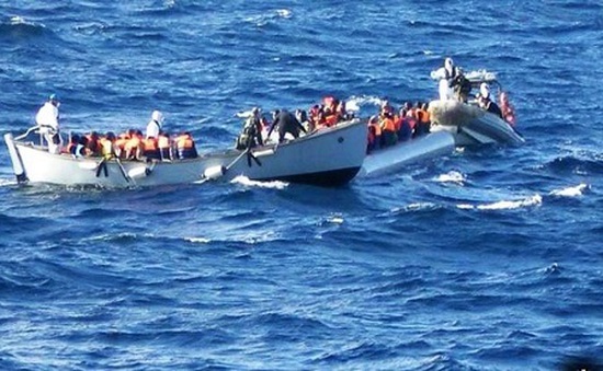 Giải cứu gần 1.000 người di cư vượt biển