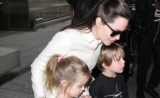 Angelina Jolie cùng cặp sinh đôi nổi bật tại sân bay