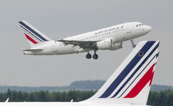 Hai máy bay khởi hành từ Mỹ tới Pháp phải chuyển hướng vì lý do an ninh