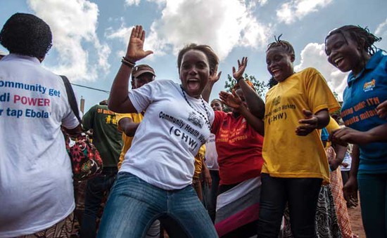 Người dân Sierra Leone ăn mừng sau khi thoát dịch Ebola