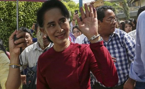 Chủ tịch Đảng NLD tiếp xúc cử tri Myanmar