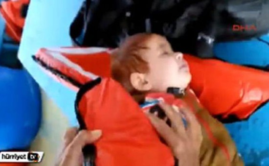 Thổ Nhĩ Kỳ cứu sống bé trai di cư trôi dạt trên biển