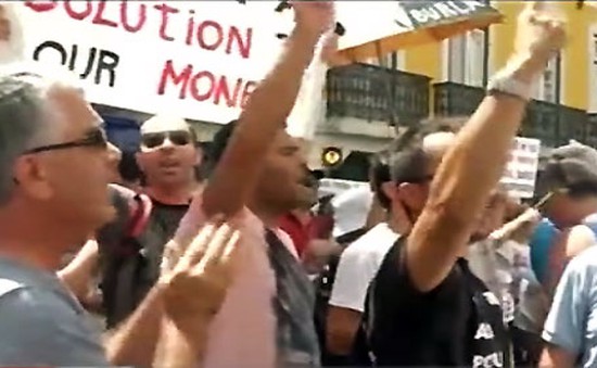 Tây Ban Nha: Khách hàng biểu tình đòi tiền ở ngân hàng