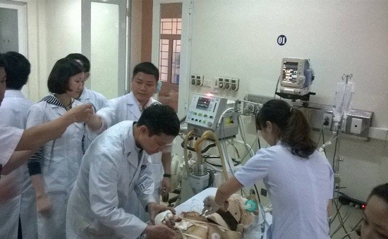 Đưa 2 bệnh nhân vụ sập giàn giáo tại Hà Tĩnh về Hà Nội cấp cứu