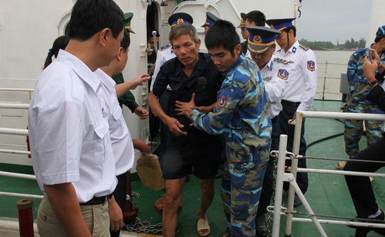 Cảnh sát biển cứu hộ 10 thuyền viên vào bờ an toàn