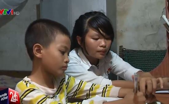 Nhọc nhằn đường đến trường của hai em nhỏ mồ côi ở Thái Bình