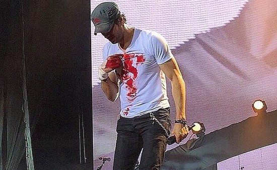 Enrique Iglesias bất ngờ bị thương khi biểu diễn