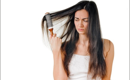 10 thói quen hàng ngày dễ khiến tóc hư tổn