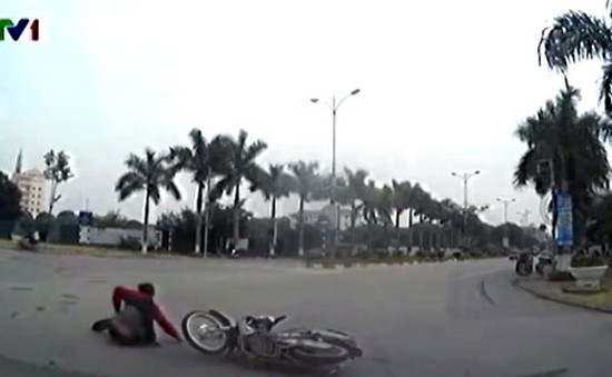 Xe máy vượt ẩu qua vòng xuyến rộng gây tai nạn