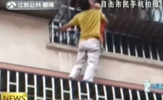 Trung Quốc: Giải cứu bé trai mắc kẹt ngoài ban công