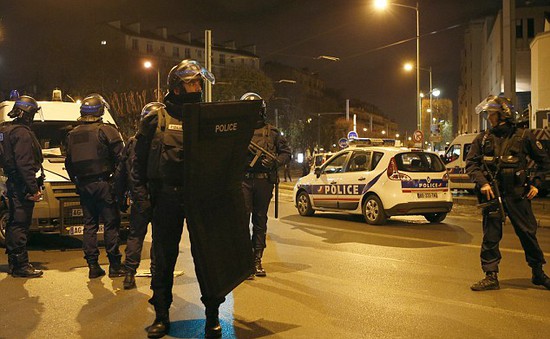 Vụ tấn công khủng bố ở Paris: Một nữ thánh chiến liều chết khi bị vây ráp