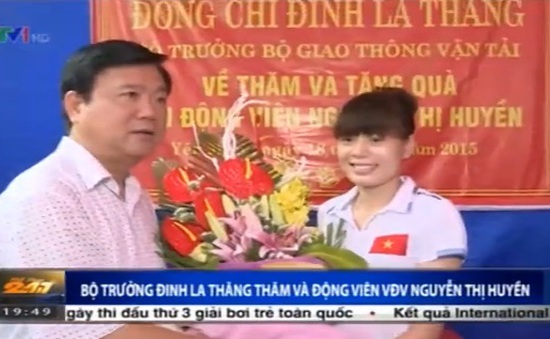 Bộ trưởng Đinh La Thăng trao 100 triệu đồng cho VĐV Nguyễn Thị Huyền