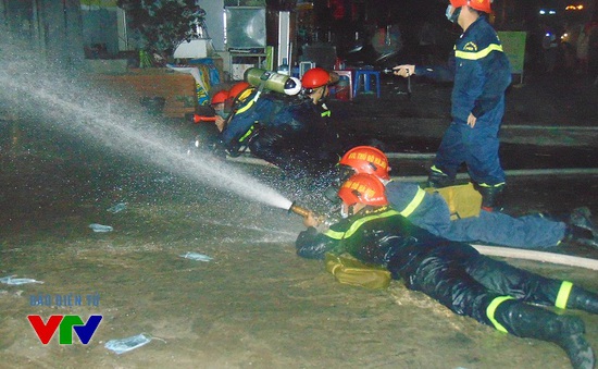 Gần 12 giờ đêm, lực lượng cứu hộ vẫn tìm kiếm nạn nhân vụ cháy tại Xa La