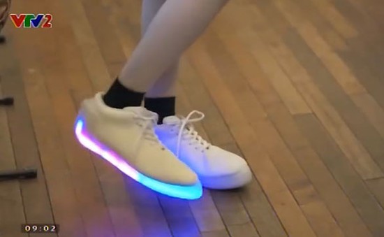 Giày LED thông minh tự động phát sáng khi nhảy