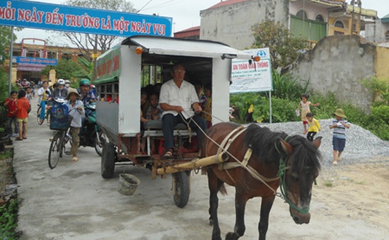 Ông cụ ngoài 70 tuổi dùng xe ngựa tự chế đưa đón miễn phí học sinh đến trường