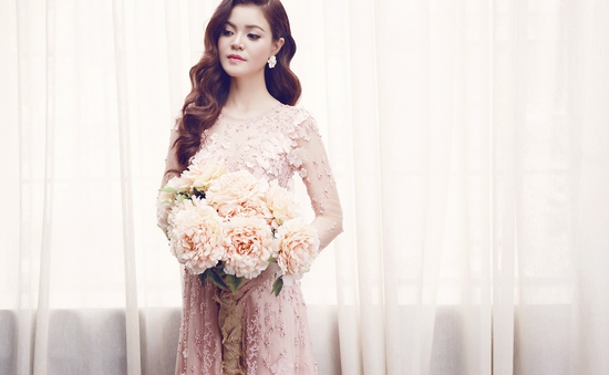 Á khôi Thời trang Việt Nam khoe vẻ đẹp dịu dàng với váy hoa