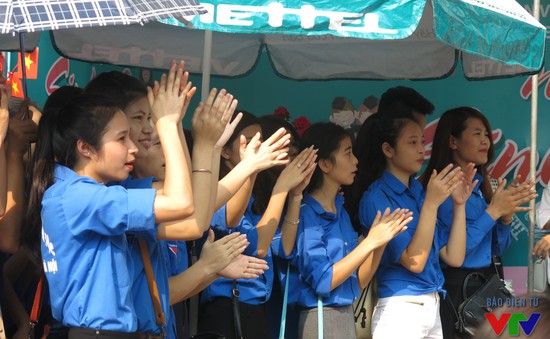 Hàng trăm bạn trẻ đội nắng tham gia Ngày hội Tân sinh viên 2015