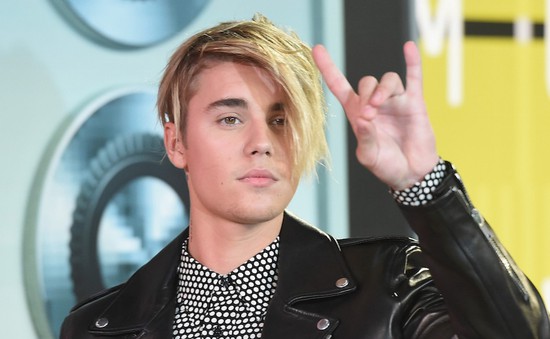 Justin Bieber bị 'ném đá' vì lớn tiếng mắng fan